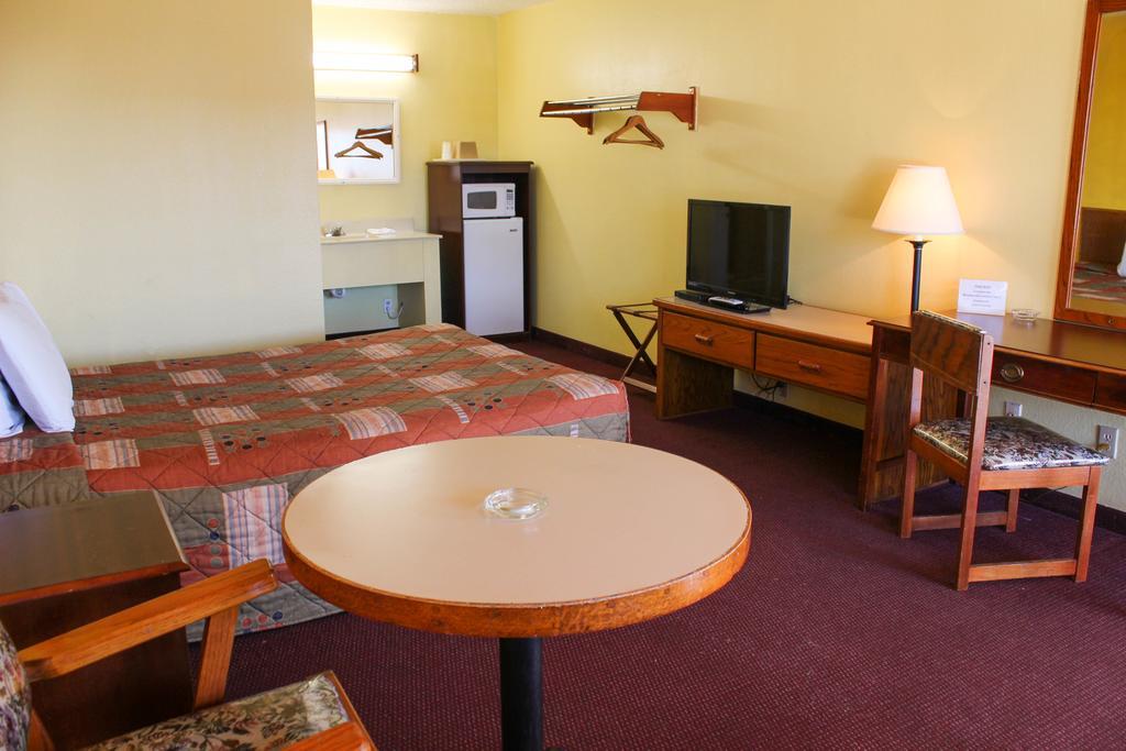 Westworld Country Inn Hubbard Exterior photo